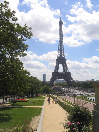 vue sur la Tour Eiffel d'un quai de la Seine &agrave; PARIS